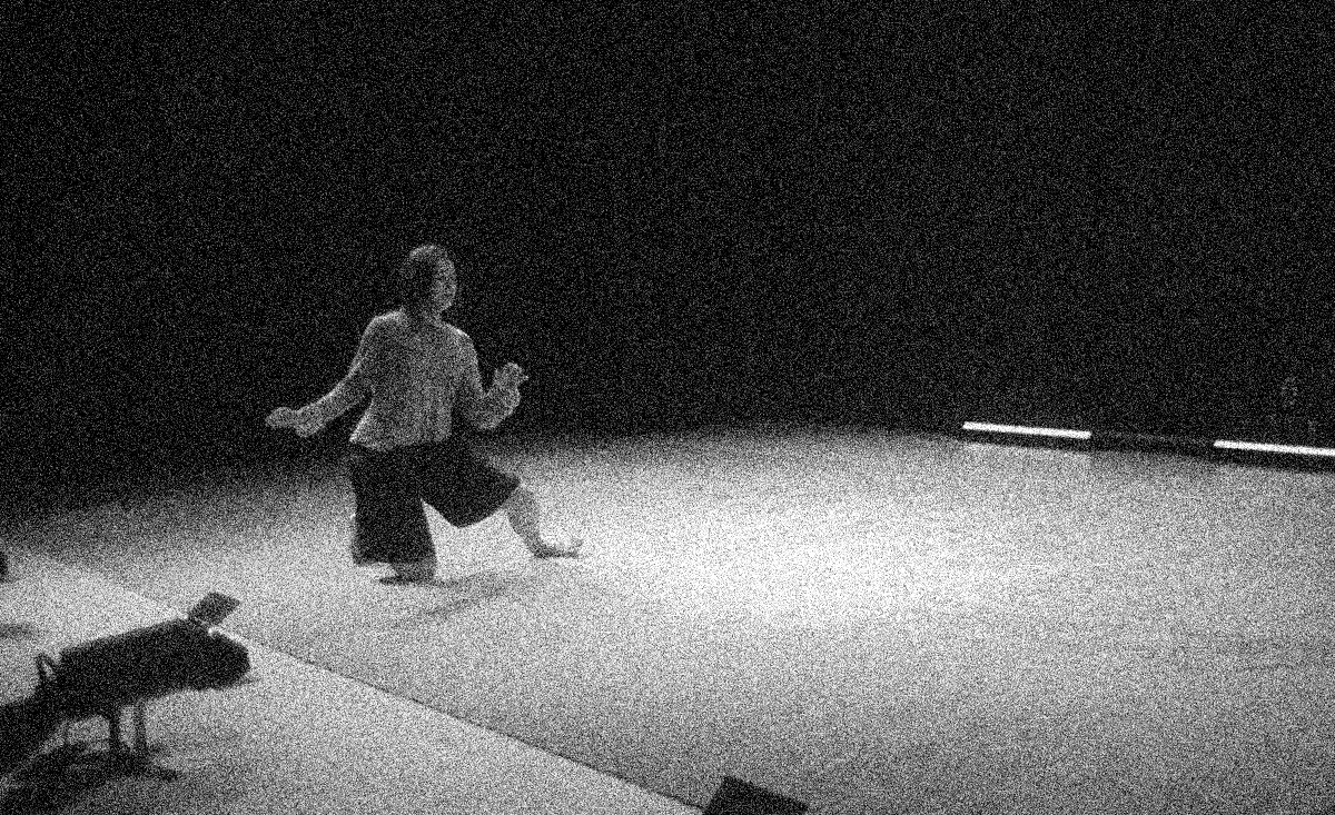 Verein «AUF!» präsentiert: Walking away from an explosion in slow motion…
